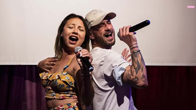 Dos artistas cantando en el escenario del Candy Darling Bar en una de las sesiones de “Me siento extraña”, en el distrito de L’Eixample