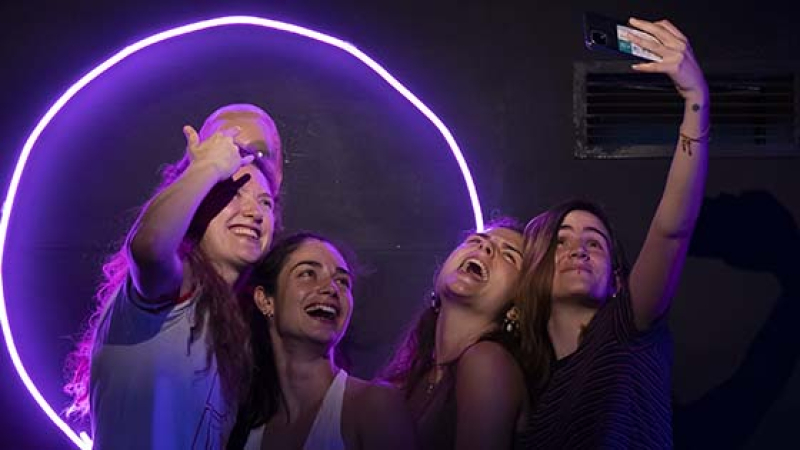 Cuatro participantes de una sesión de “Me siento extraña”, en el distrito de L’Eixample, se hacen un ‘selfie’ en el escenario