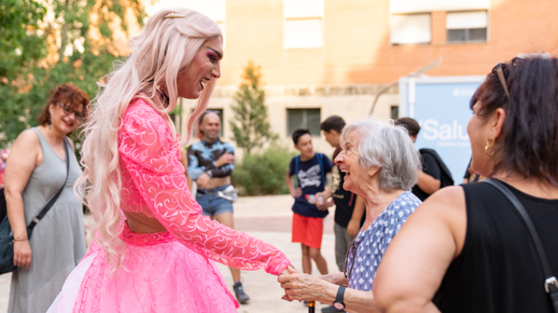 The artist from the performance “Symphony Of The Seas” greets a woman in the district of Les Corts.