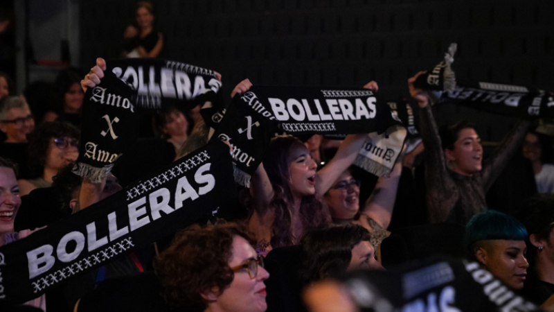 Audience at the screening of “Tener que explicarme” at the Zumzeig Cinema, raising banners with the word “Bolleras” on them