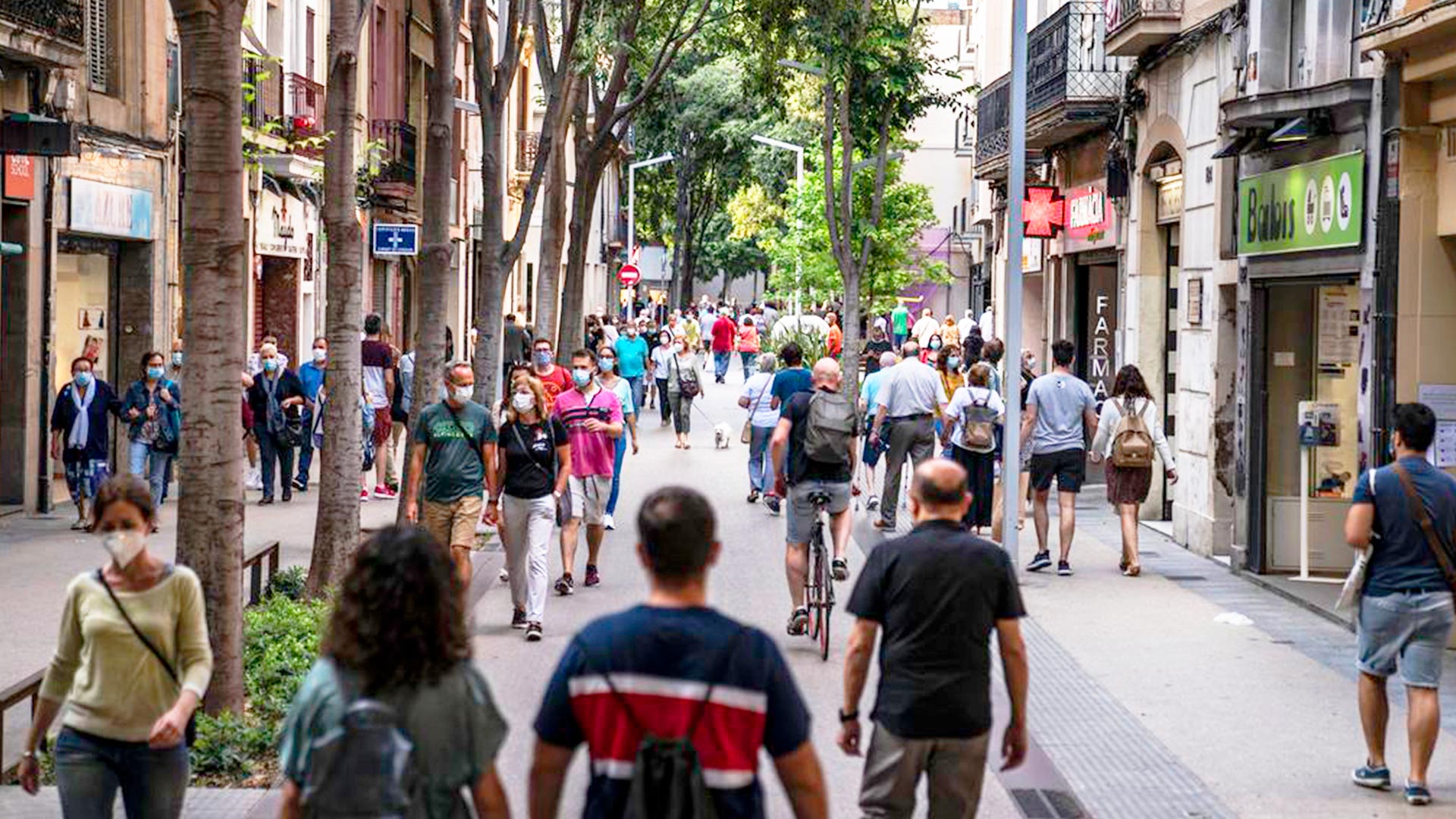 Veïnat caminant per un dels carrers tallats de Barcelona