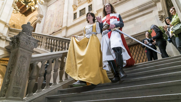 Sant Jordi i la princesa baixant les escales de l'Ajuntament 