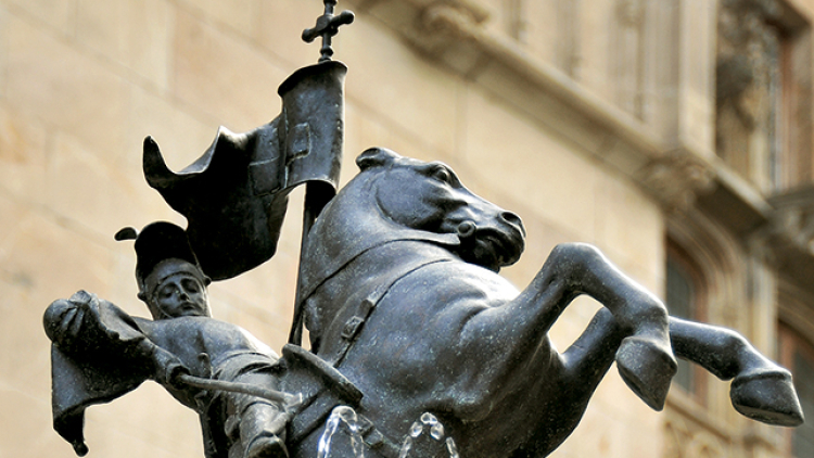 Una escultura metàl·lica de Sant Jordi dalt d'un cavall