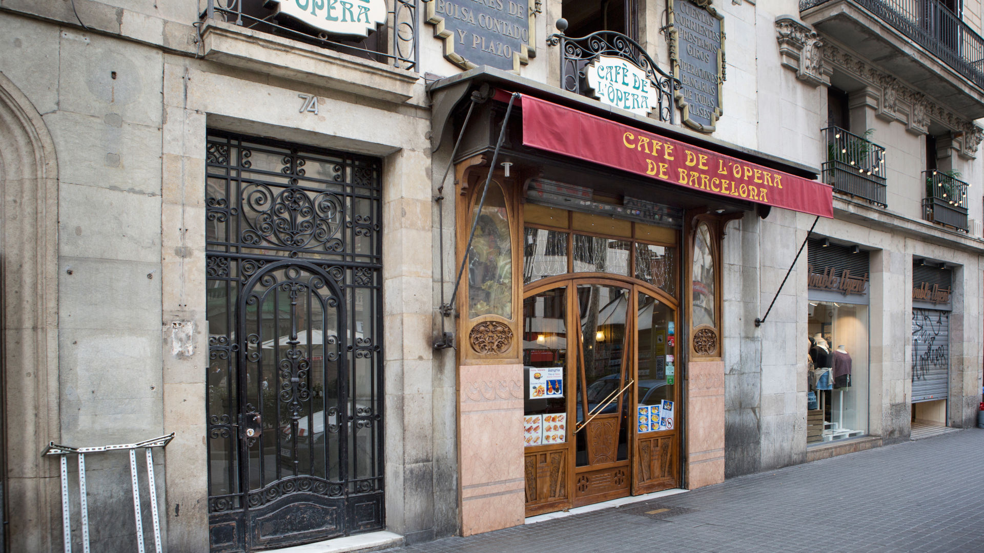 Vista exterior de la entrada al Café de la Ópera en la Rambla de Barcelona