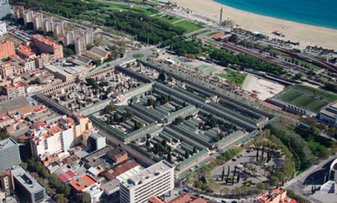Vista aérea del cementerio de Poblenou y la Ronda Litoral, con la playa al fondo