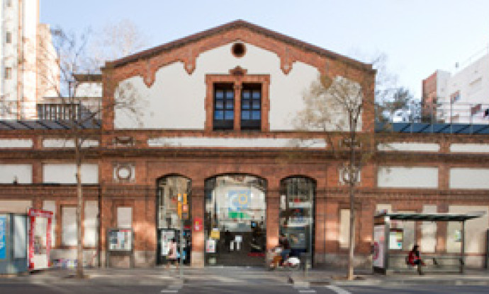 Vista exterior de la façana d'accés al Centre Cívic Cotxeres de Sants