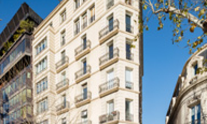 Vista exterior de la façana de l'edifici del despatx des d'Avinguda Diagonal