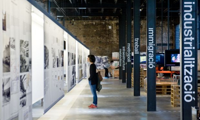 Interior del edificio industrial con una exposición y personas paseando