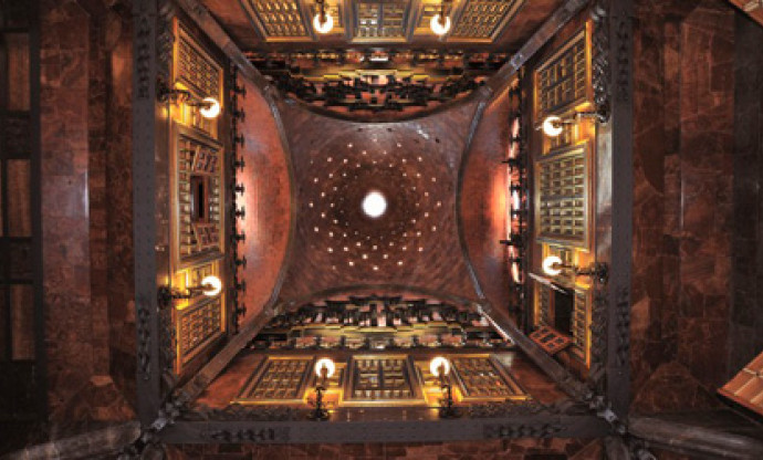 Vista interior de la cúpula de la sala central del Palau Güell