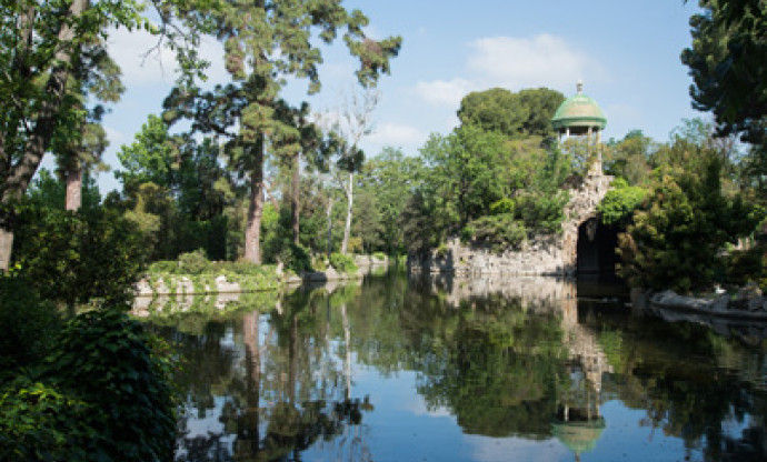 Vista exterior del estanque romántico del parque de Torreblanca