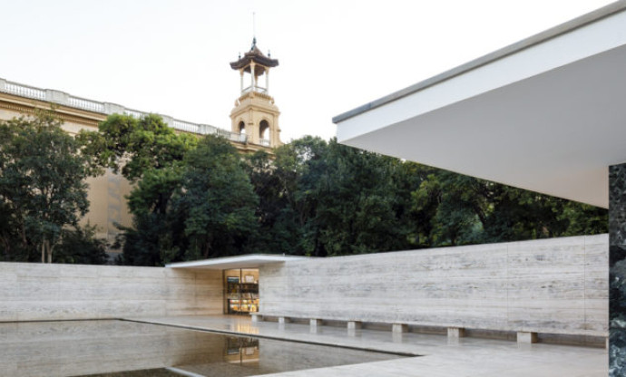 Vista exterior del Pabellón Alemán de Mies van der Rohe, con el Pabellón 7 de la Fira de fondo