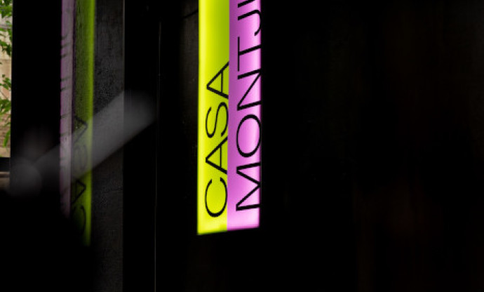 Imagen de un cartel luminoso con las letras de "Casa Montjuïc"