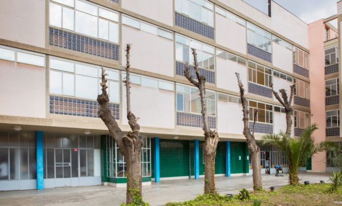 Vista de la façana del dispensari des de la plaça interior