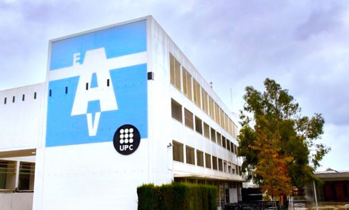 Vista general de la facultat del Vallès amb el logo de la UPC