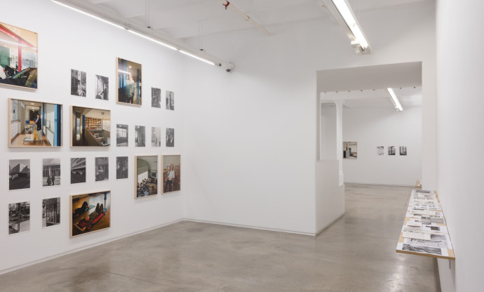 Imatge de l’interior de la galeria, amb fotografies penjades en una paret blanca