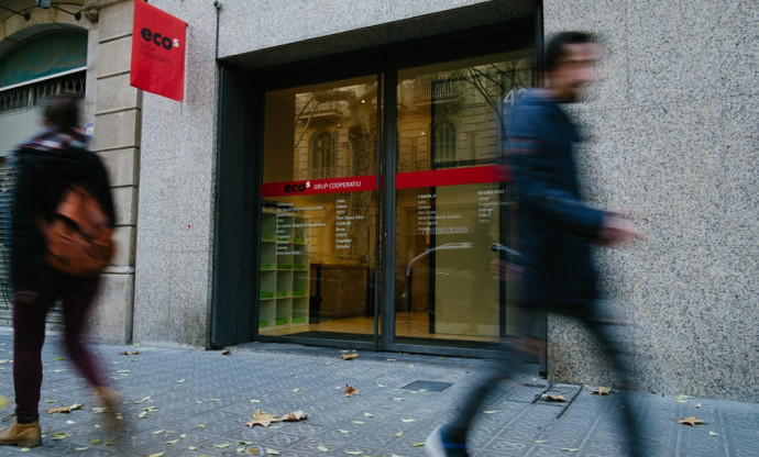 Personas caminando por la calle frente al espacio Ecos