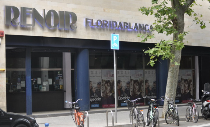 Vista exterior de la fachada del cine Renoir Floridablanca