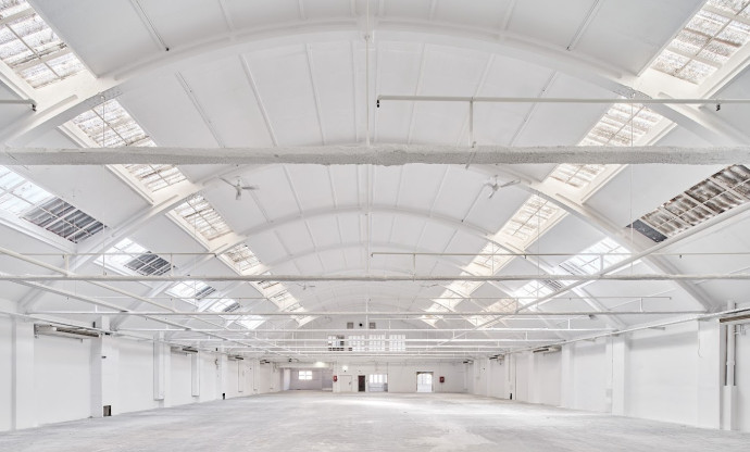 Interior diàfan d'una nau amb sostre de volta