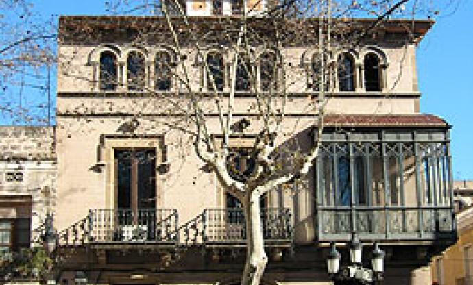 Imatge de la façana de Can Deu des de la Plaça de la Concòrdia