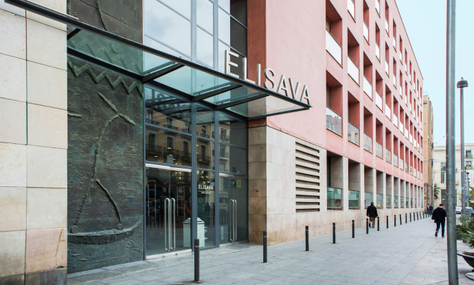 Façana i marquesina d'accés a la facultat Elisava