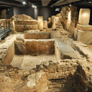 Vista interior de les restes arqueològiques de la Plaça del Rei