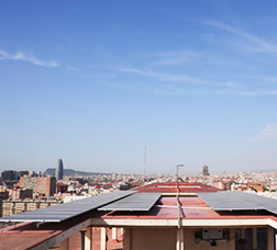 Placas solares en un edificio
