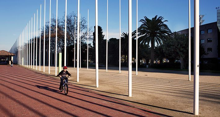 Nen pujant a la bicicleta