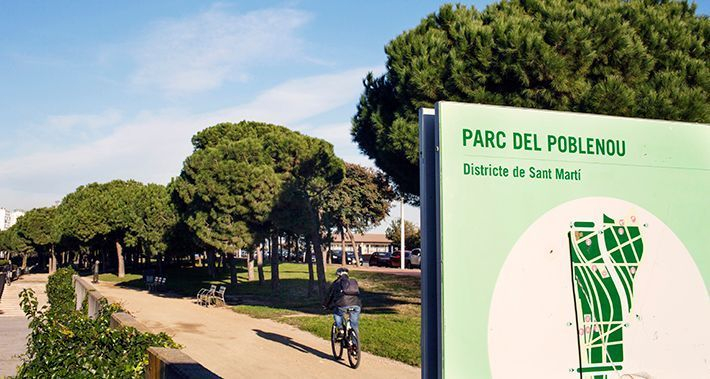 Cartell del parc del Poblenou amb un ciclista