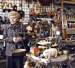 Mujer en una tienda de antigüedades