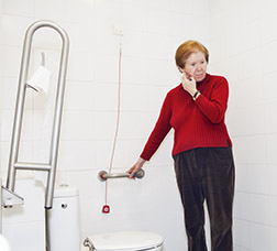 Mujer en el interior de un lavabo adaptado
