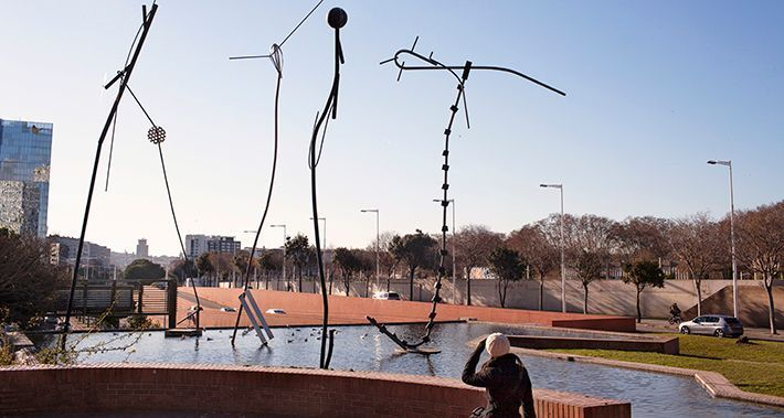 Dona mirant l'escultura que hi ha al llac del parc del Litoral