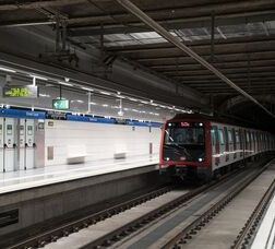 Comboi del metro arribant a la nova estació de l’L5, Ernest Lluch