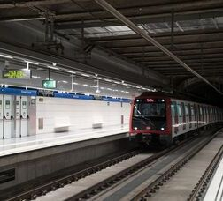 Foto: M. Gil Comboi del metro arribant a la nova estació de l’L5, Ernest Lluch