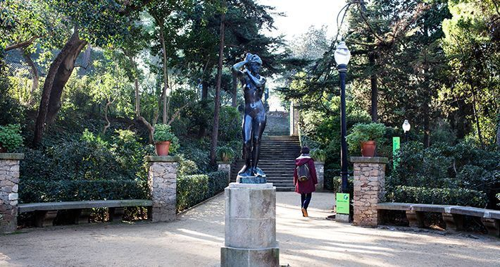 Escultura d'una dona en un parc