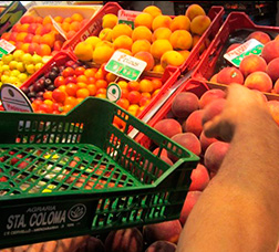 Imagen de una parada de frutas de un mercado