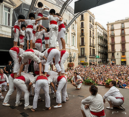 Falcons de Barcelona actuant a la plaça de Sant Jaume