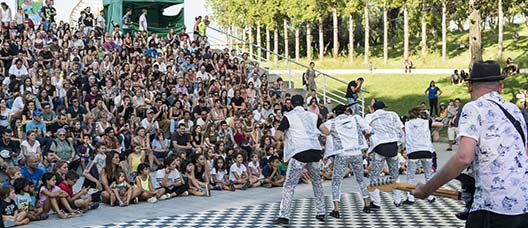 Music and dance show with a group of young people in the Trinitat Park