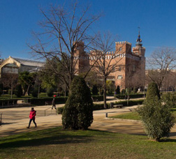 Varias personas caminan por el parque de la Ciutadella