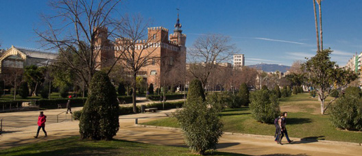 Varies persones passejen pel parc de la Ciutadella