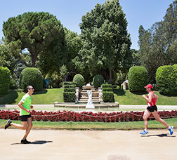 Photo: P. de Grenet Two people run in a park