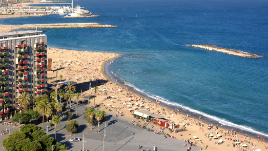 Platja de Sant Miquel des de la Plaça del Mar Platja de Sant Miquel des de la Plaça del Mar