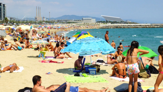 Banyistes a la platja de la Nova Mar Bella Banyistes a la platja de la Nova Mar Bella
