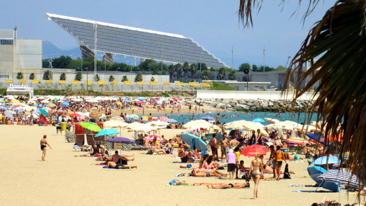 Platja de la Nova Mar Bella amb la pèrgola fotovoltaica del Fòrum Platja de la Nova Mar Bella amb la pèrgola fotovoltaica del Fòrum