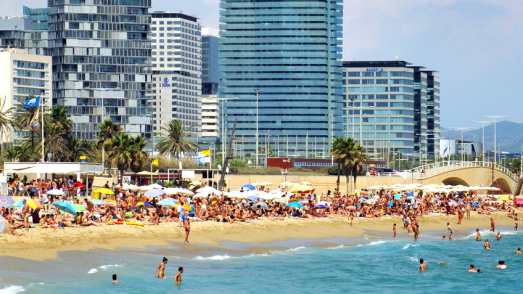 Platja de la Mar Bella amb Diagonal mar al fons Platja de la Mar Bella amb Diagonal mar al fons