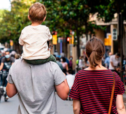 Una família passeja pel barri