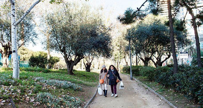 Dues dones caminant pel parc del Litoral