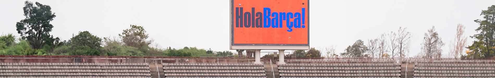 Grades Estadi Olímpic amb el cartell "Hola Barça"