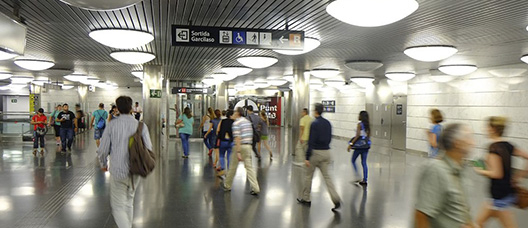Personas en el vestíbulo de una estación de metro