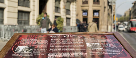 Atril narrativo instalado ante el número 43 de la Vía Laietana donde se rememora la represión durante la dictadura franquista. 