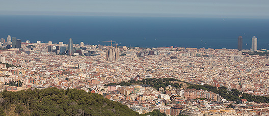 Vista panoràmica de Barcelona amb el mar al fons